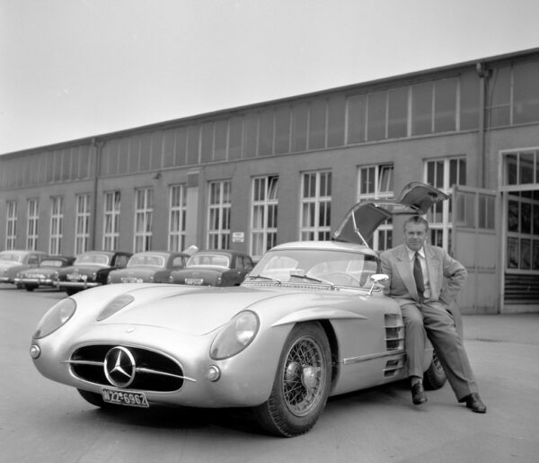 Mercedes Benz 300 SLR Uhlenhaut Coupe, silber, innen rot – Bild 2