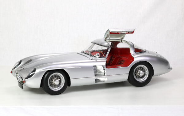 LEGRAND Mercedes-Benz 300 SLR "Uhlenhaut Coupé" 1/8 kit red – Bild 5