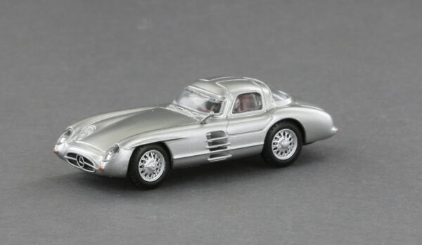 Mercedes Benz 300 SLR Uhlenhaut Coupe, silber, innen rot