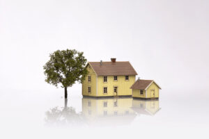 LaserCut Gebäudebausatz Lyngstad gard, gelbbeige